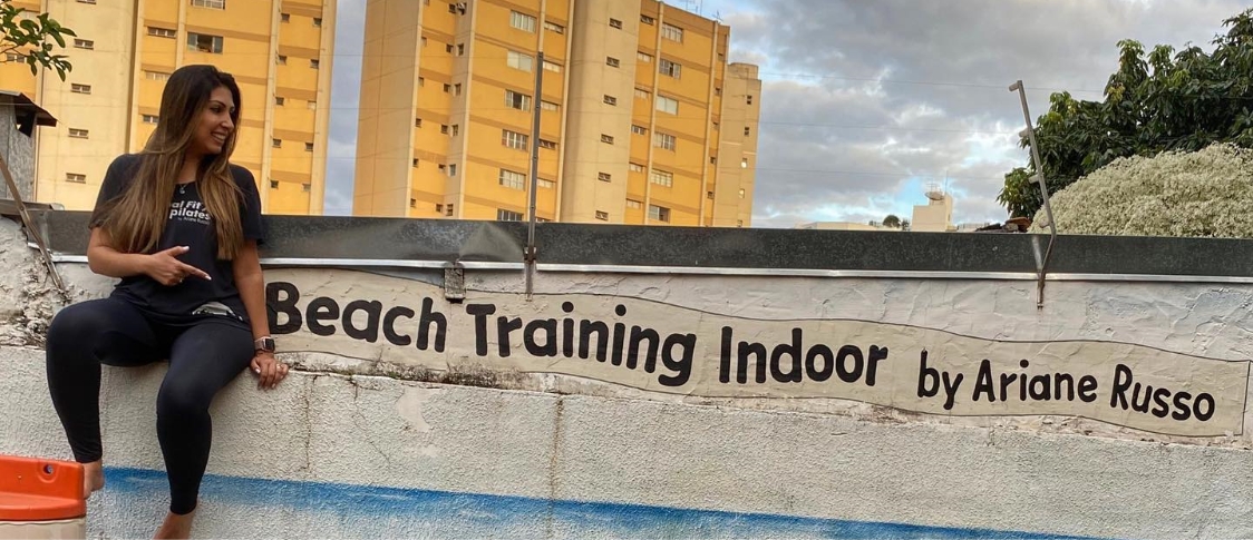 FISIOTERAPEUTA PROMOVE FUNCIONALIDADE MUSCULAR COM EXERCÍCIOS NA AREIA FISIOTERAPEUTA PROMOVE FUNCIONALIDADE MUSCULAR COM EXERCÍCIOS NA AREIA
